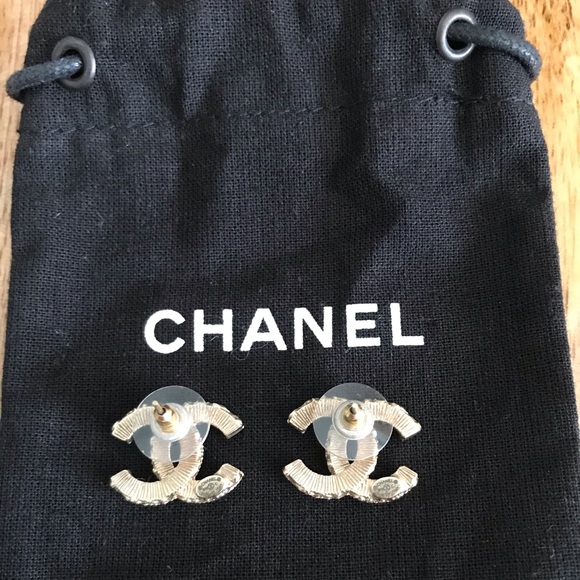 CHANEL gold/black Baroque Enamel CC Studs ⭐️ - Picture 4 of 4